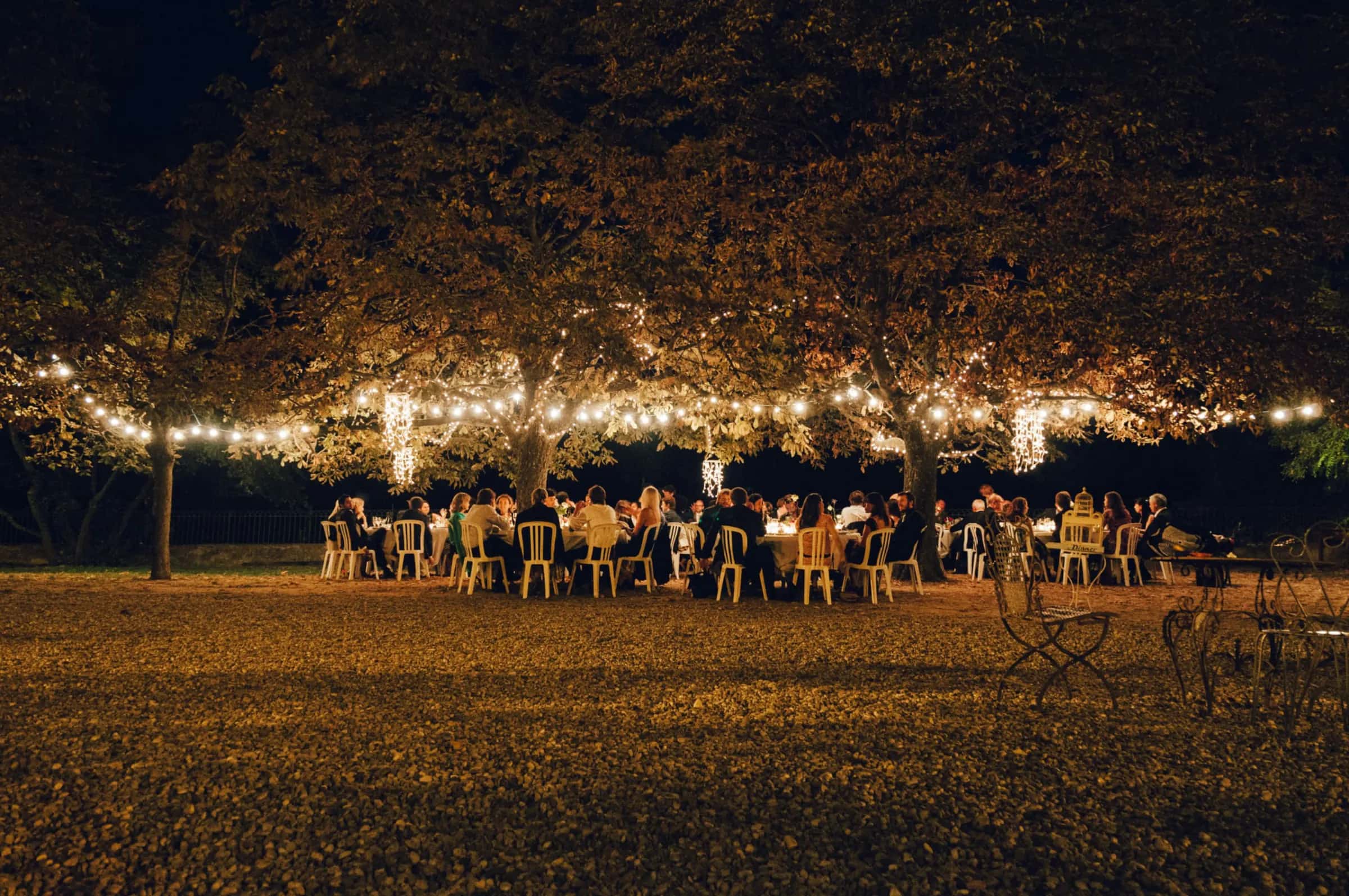 Celebración en un jardín con guirnaldas de luces cálidas