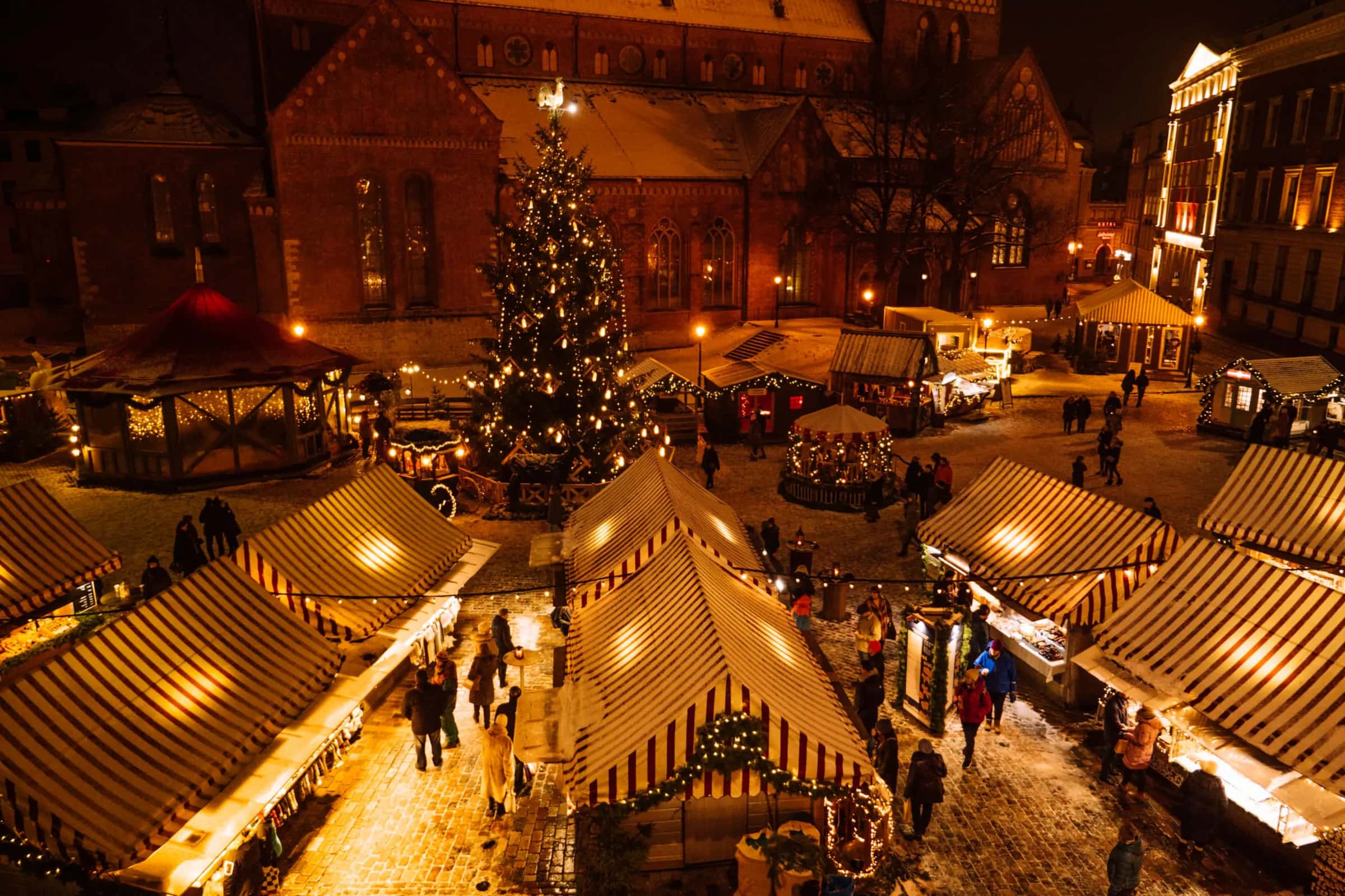 Mercado navideño con puestos de madera iluminados